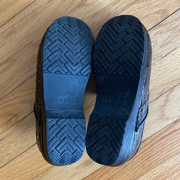 Women’s Dansko shoes size 38, never worn - Picture 3 of 5